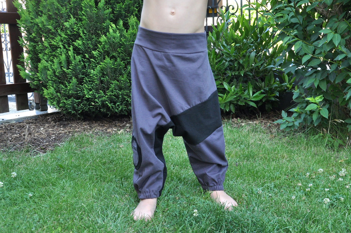 Comfortable sweat pants for children in gray/black