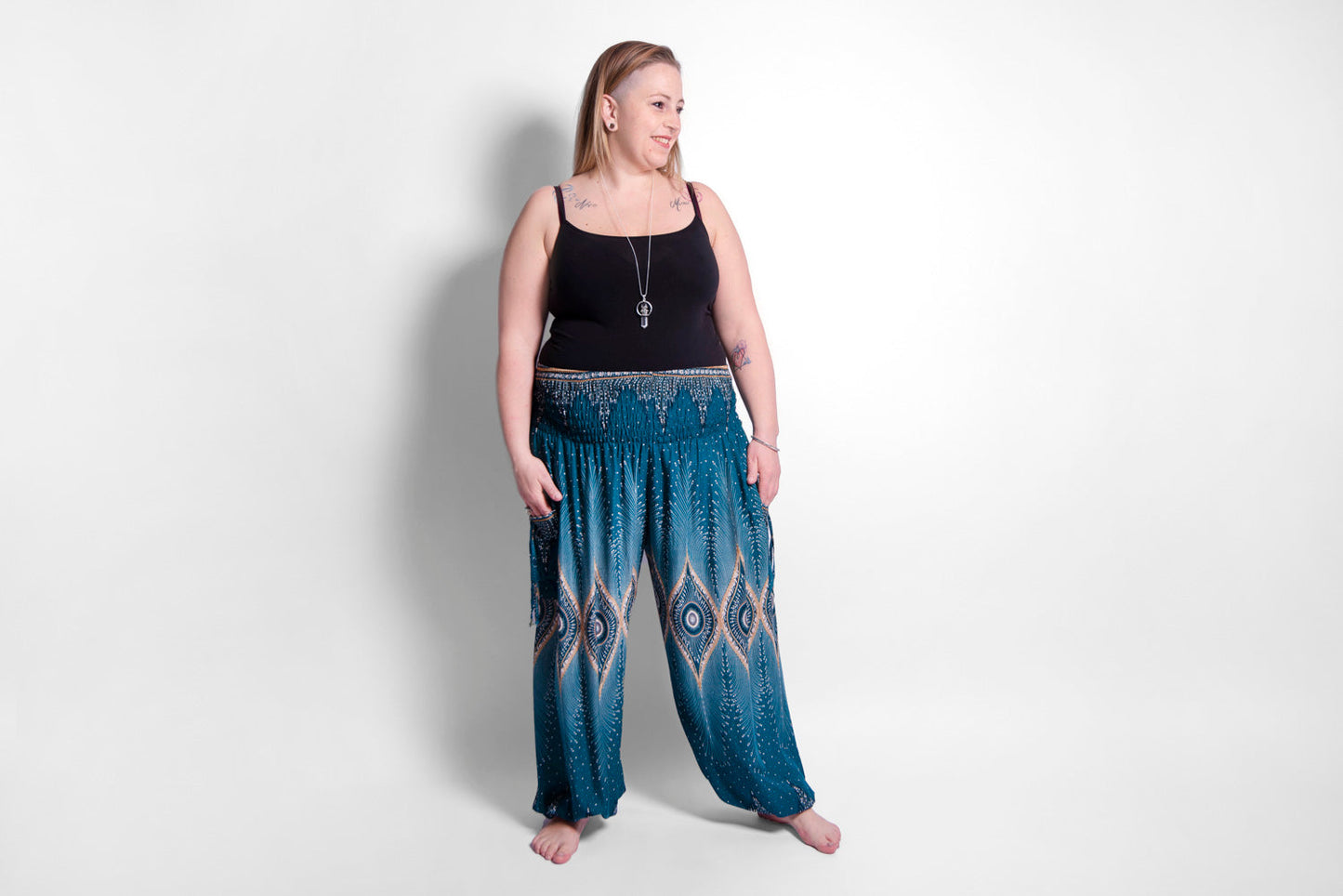 PLUS SIZE Pluderhose mit Pfauenmuster in türkis