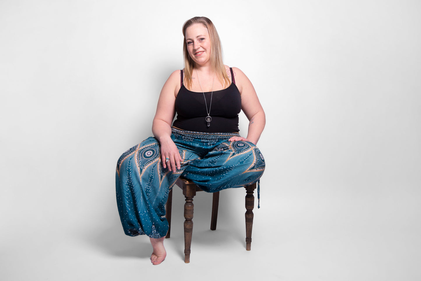 PLUS SIZE Pluderhose mit Pfauenmuster in türkis