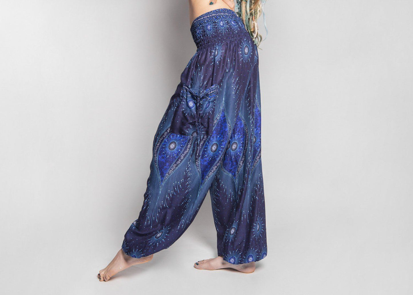 luftige Pluderhose mit Pfauenmuster in dunkelblau