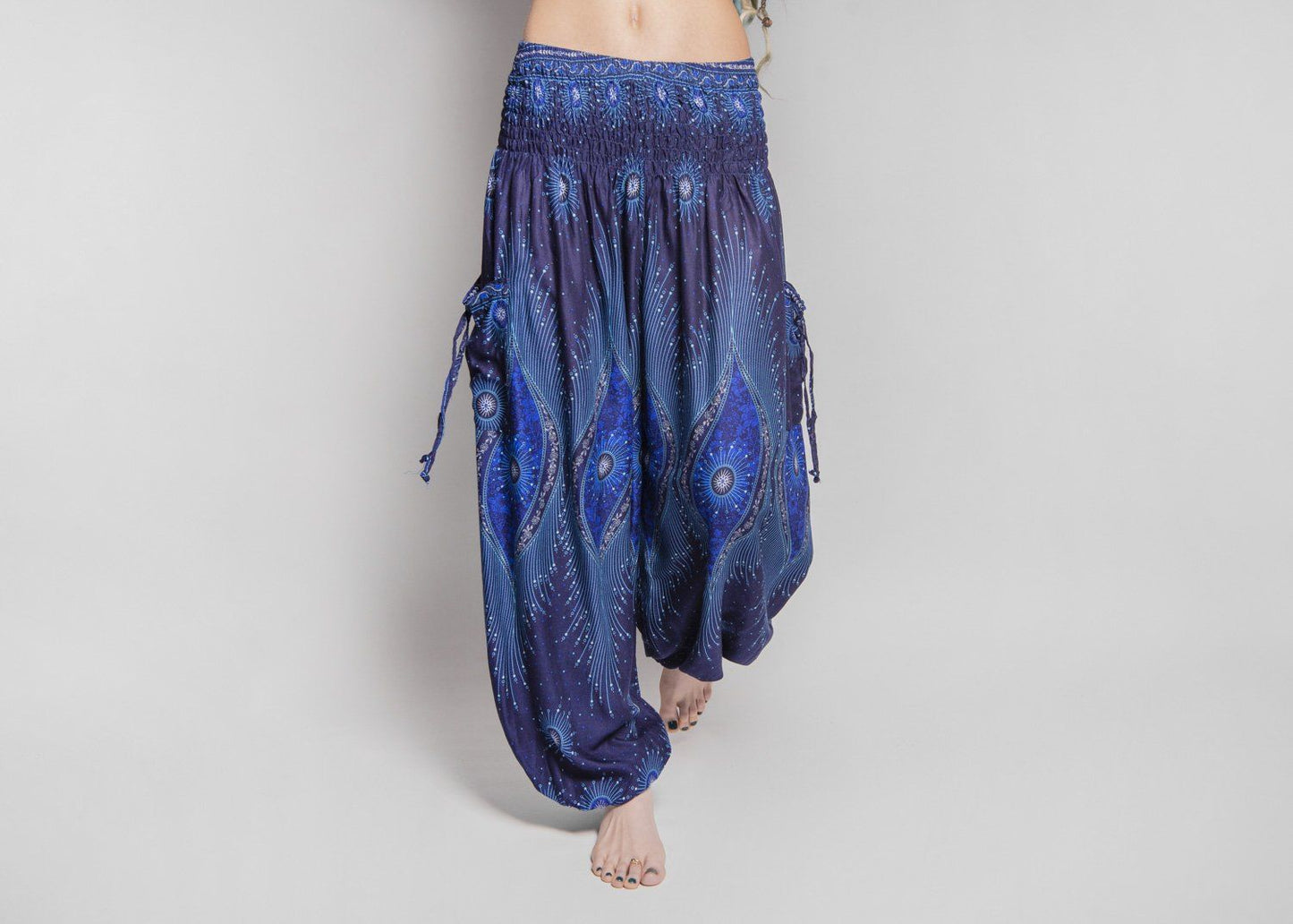 luftige Pluderhose mit Pfauenmuster in dunkelblau