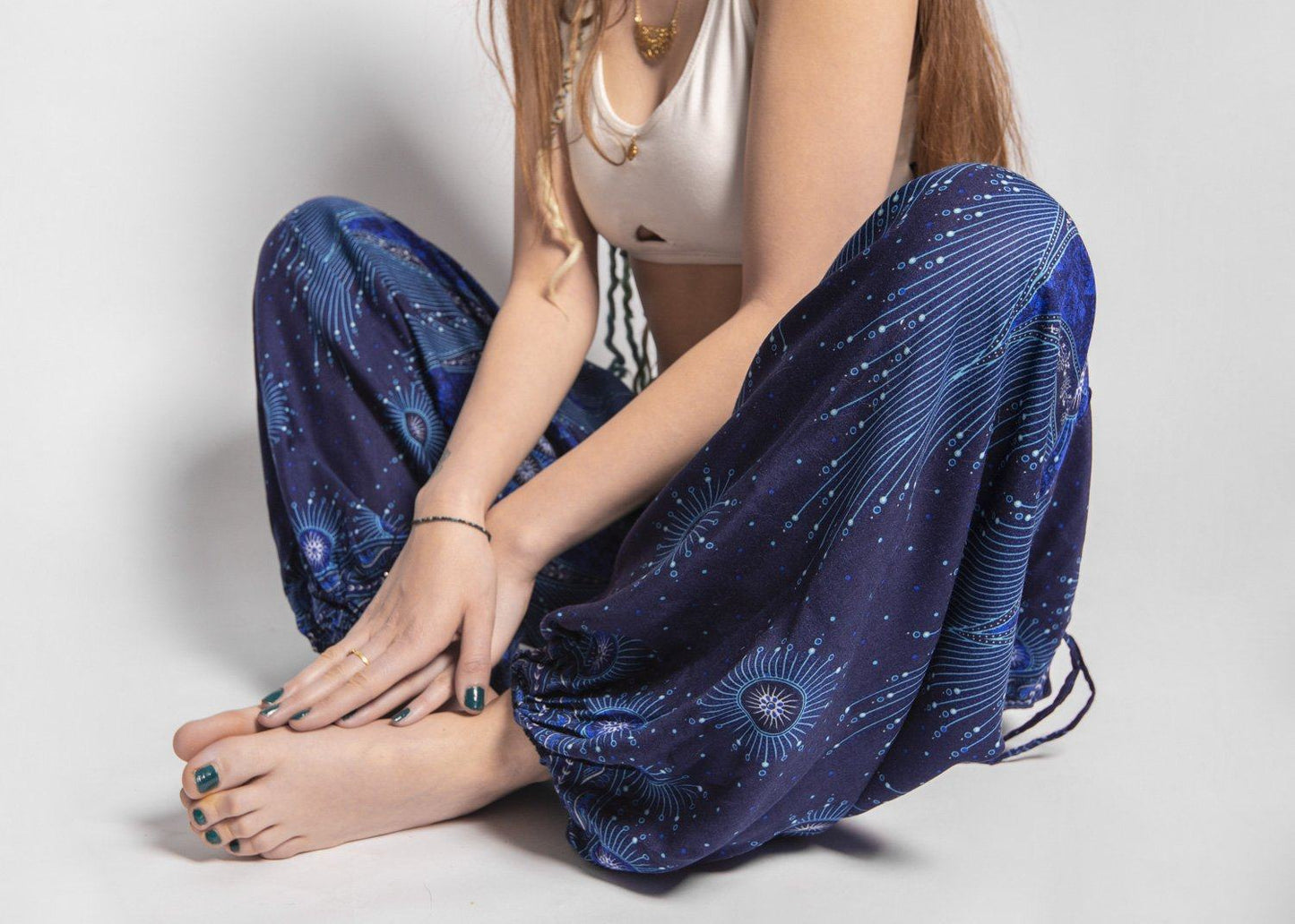 luftige Pluderhose mit Pfauenmuster in dunkelblau