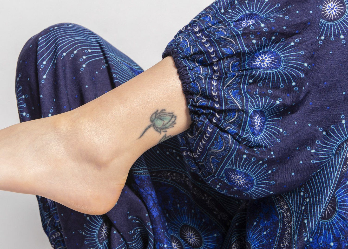 luftige Pluderhose mit Pfauenmuster in dunkelblau