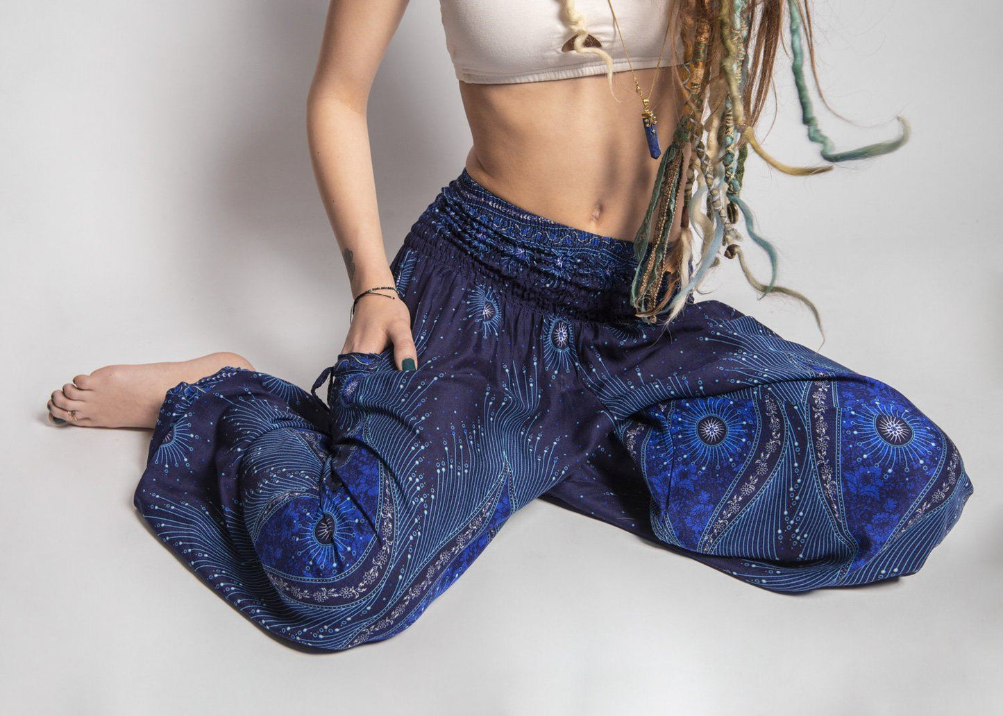 luftige Pluderhose mit Pfauenmuster in dunkelblau