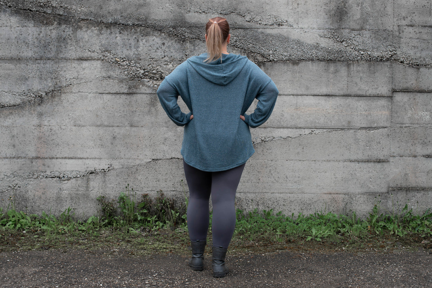 PLUS SIZE, langer einfarbiger Strickpulli mit grosser Kapuze und Daumenlöchern in blau