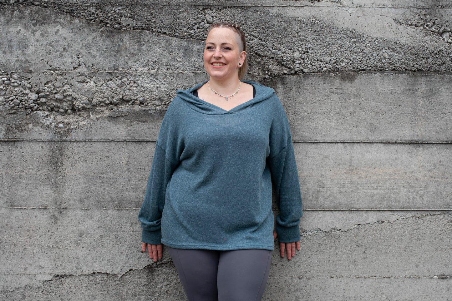 PLUS SIZE, langer einfarbiger Strickpulli mit grosser Kapuze und Daumenlöchern in blau