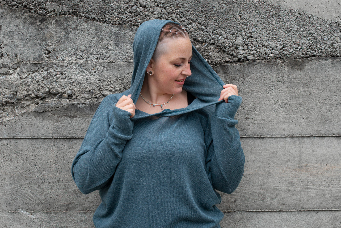 PLUS SIZE, langer einfarbiger Strickpulli mit grosser Kapuze und Daumenlöchern in blau