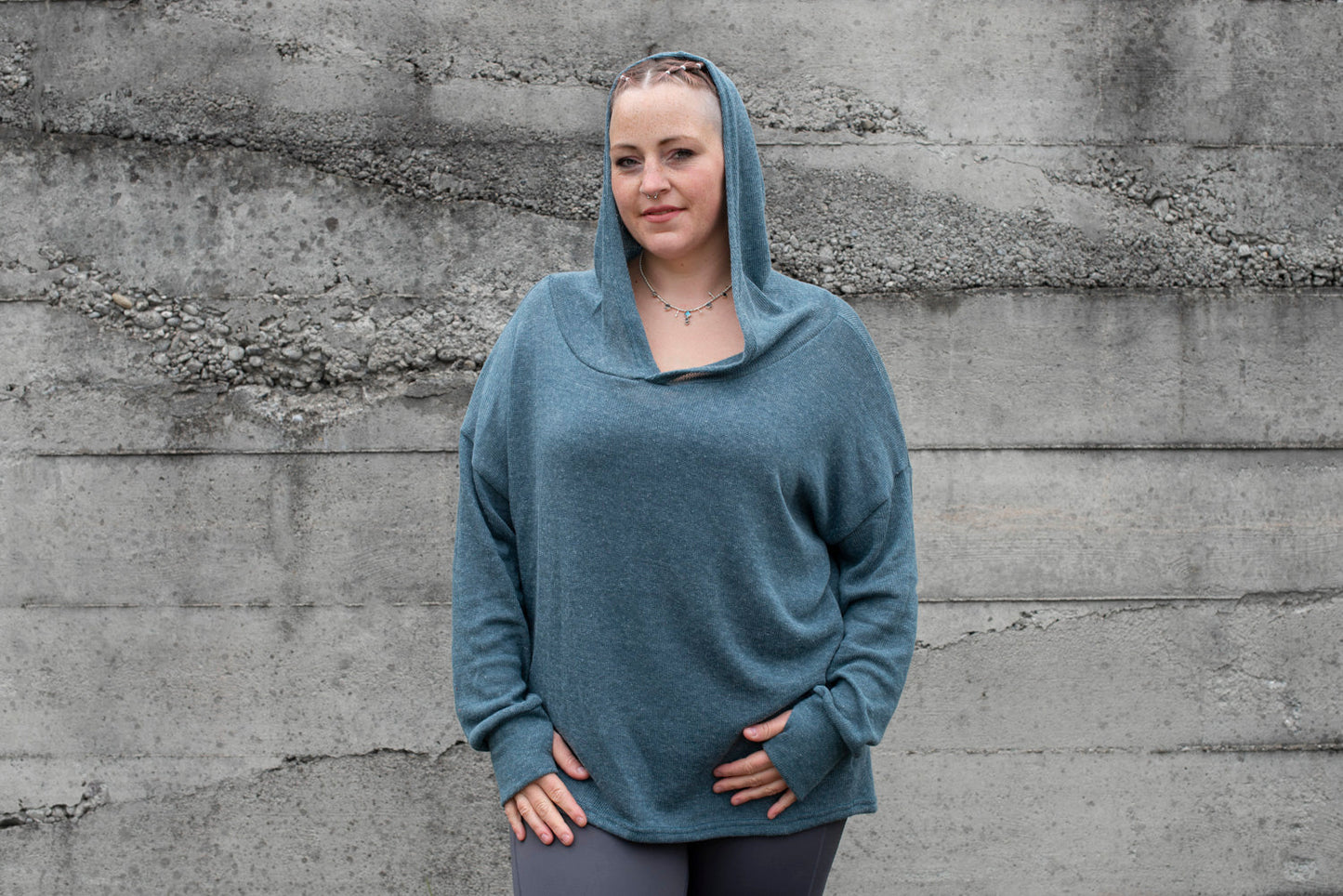 PLUS SIZE, langer einfarbiger Strickpulli mit grosser Kapuze und Daumenlöchern in blau
