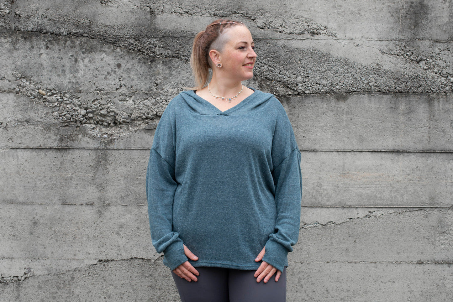 PLUS SIZE, langer einfarbiger Strickpulli mit grosser Kapuze und Daumenlöchern in blau
