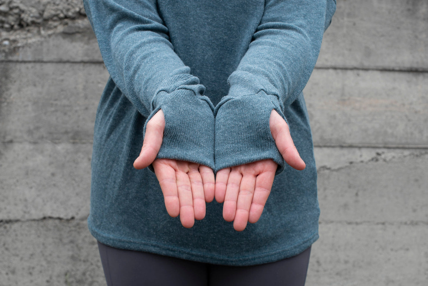 PLUS SIZE, langer einfarbiger Strickpulli mit grosser Kapuze und Daumenlöchern in blau