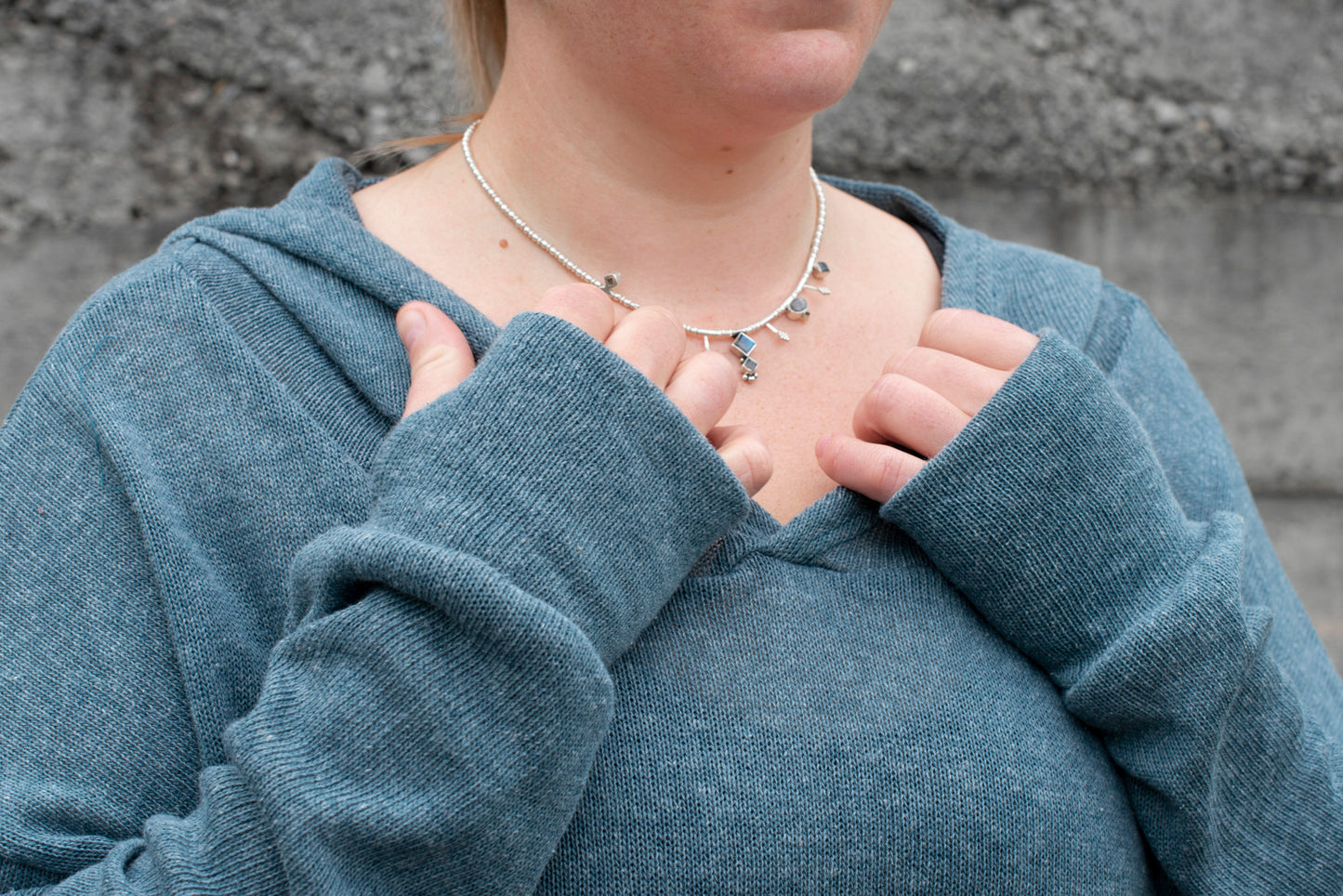 PLUS SIZE, langer einfarbiger Strickpulli mit grosser Kapuze und Daumenlöchern in blau