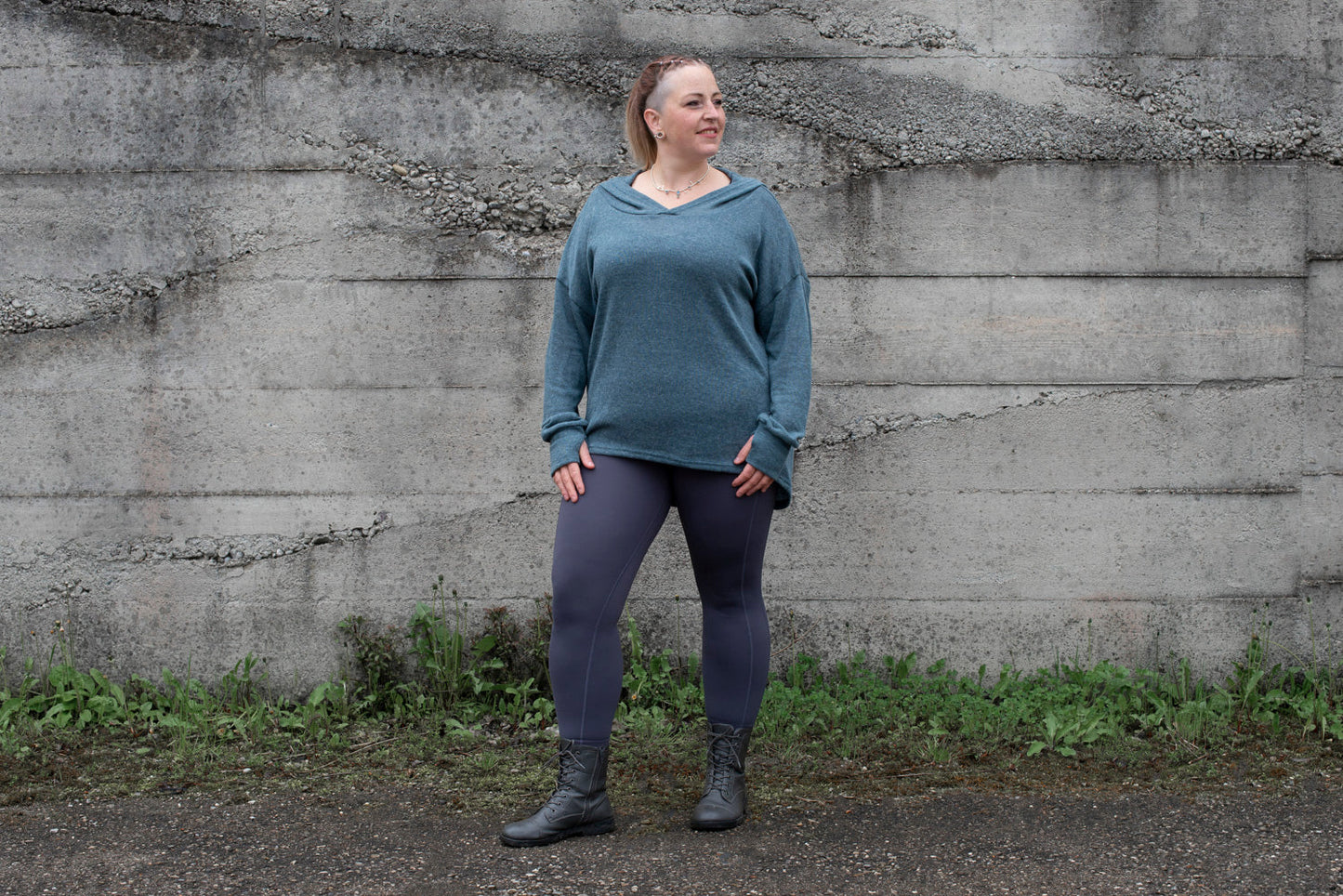 PLUS SIZE, langer einfarbiger Strickpulli mit grosser Kapuze und Daumenlöchern in blau