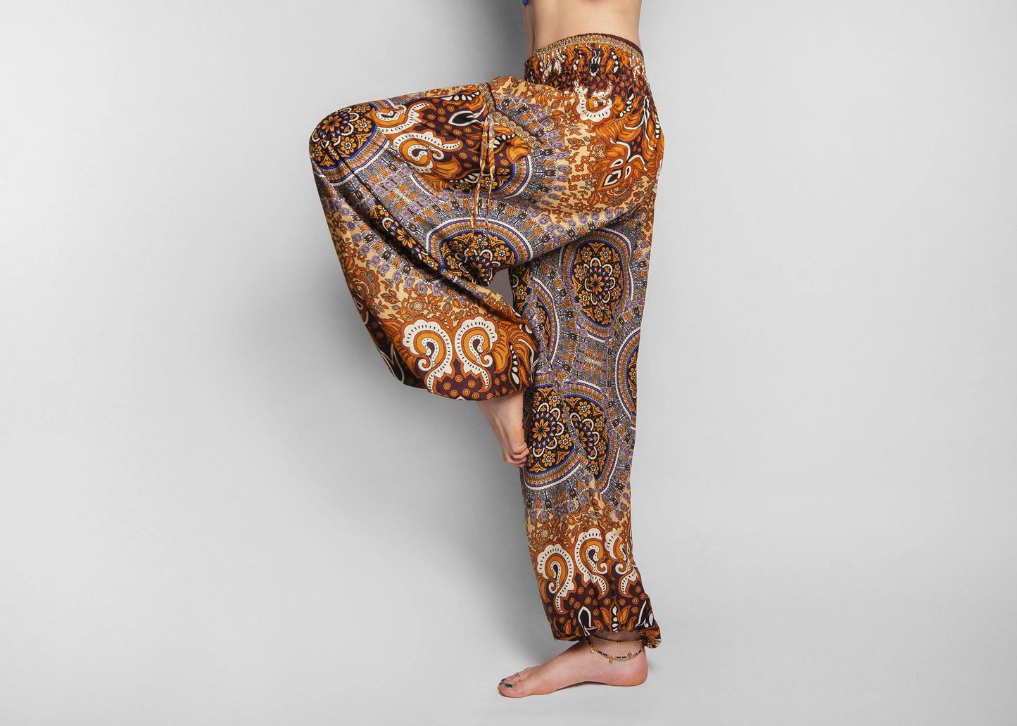 Airy harem pants with a floral pattern in brown with pockets