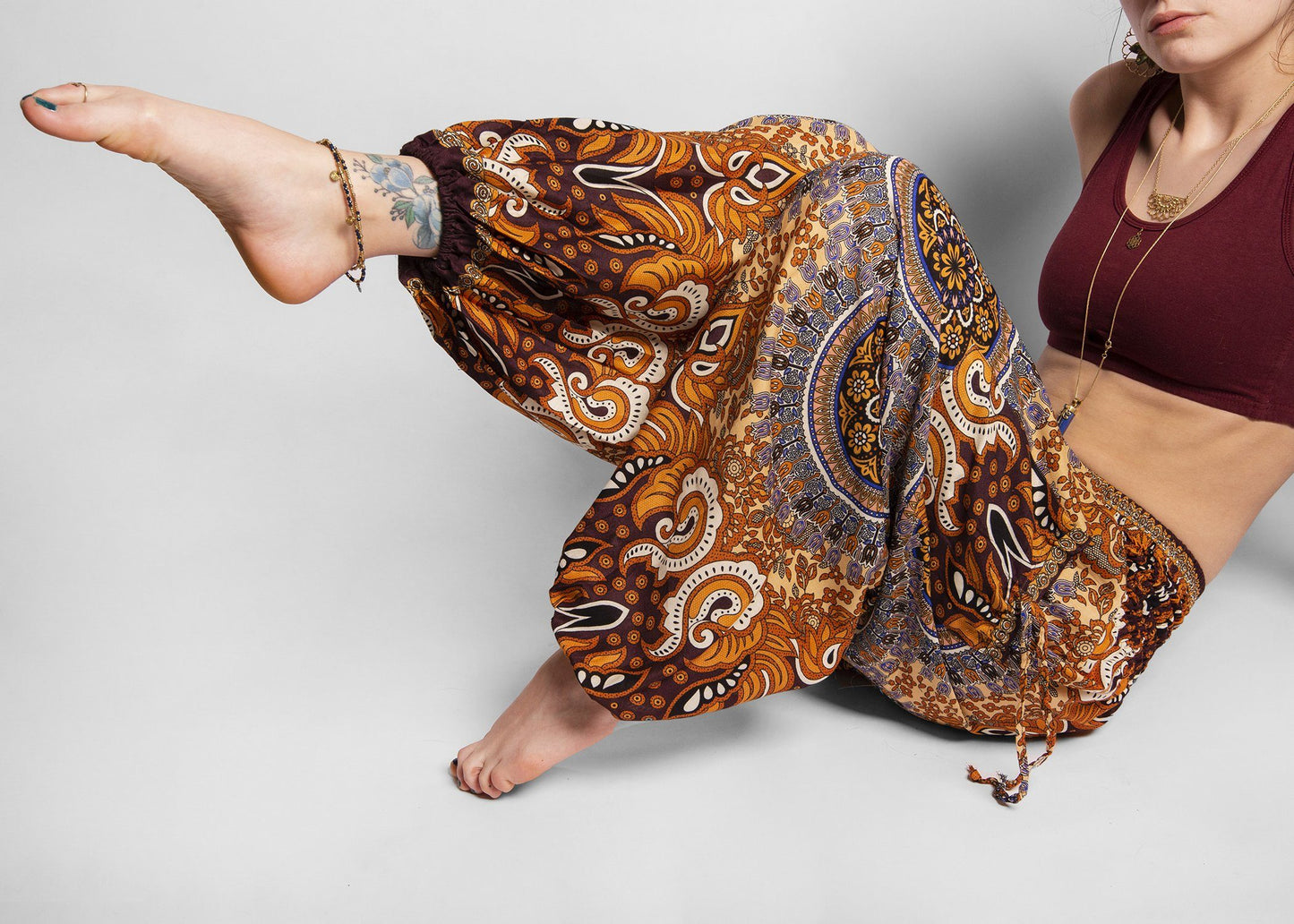 Airy harem pants with a floral pattern in brown with pockets