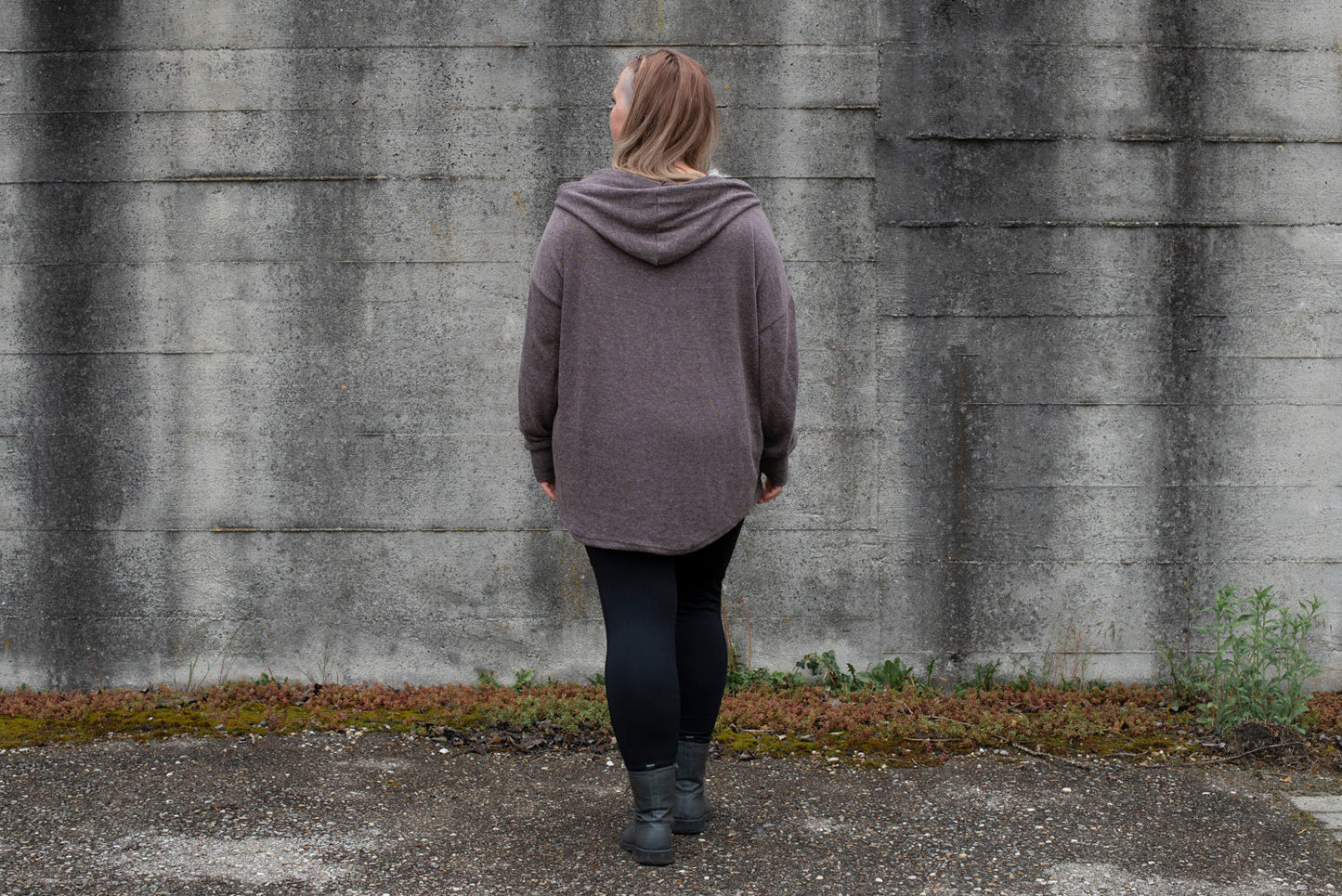 PLUS SIZE, langer einfarbiger Strickpulli mit grosser Kapuze und Daumenlöchern in braun