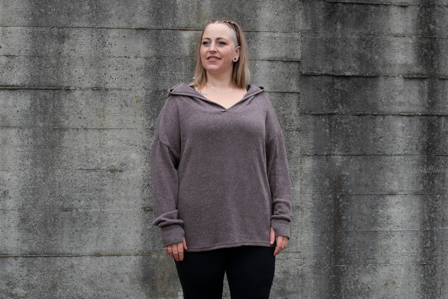 PLUS SIZE, langer einfarbiger Strickpulli mit grosser Kapuze und Daumenlöchern in braun