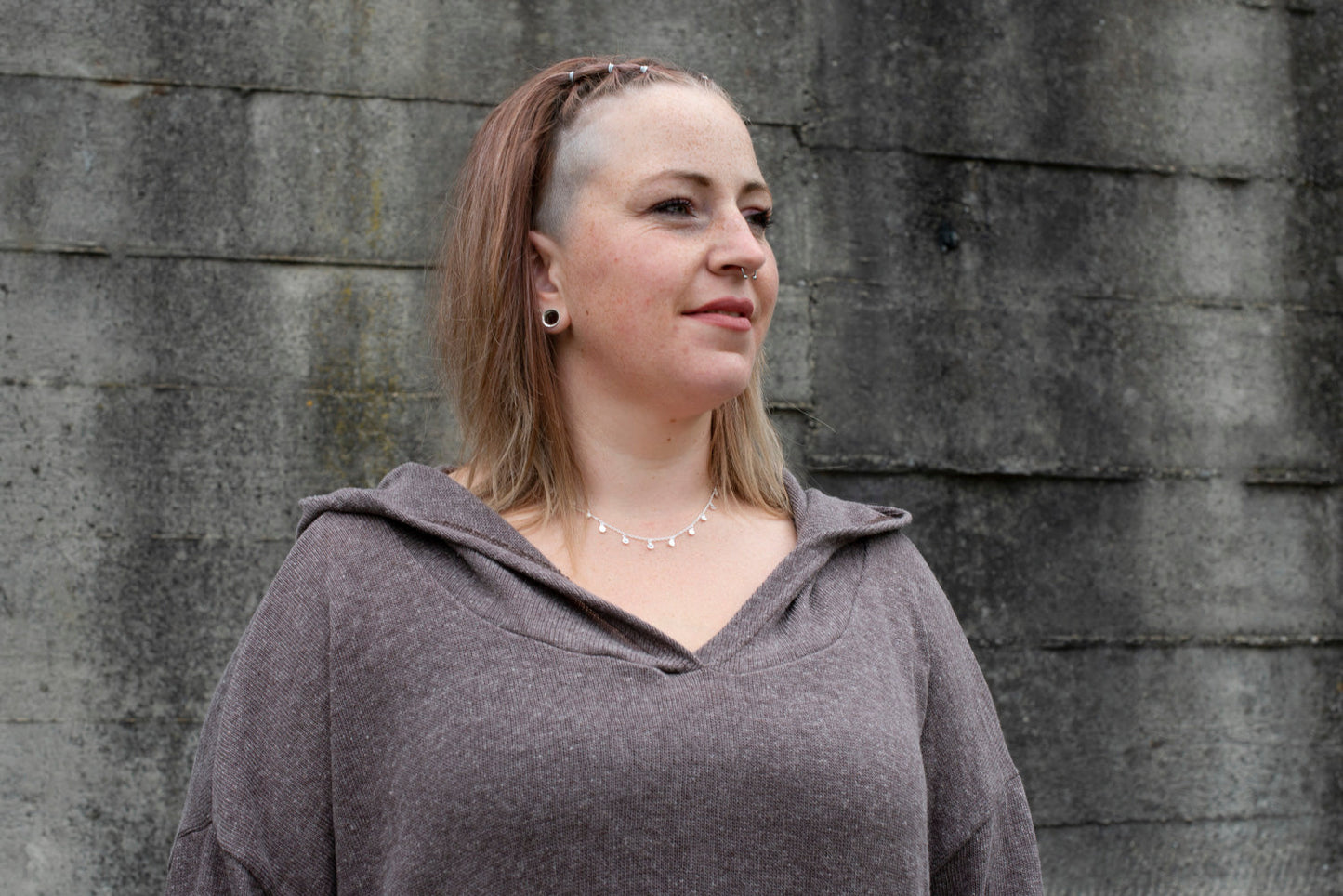 PLUS SIZE, langer einfarbiger Strickpulli mit grosser Kapuze und Daumenlöchern in braun