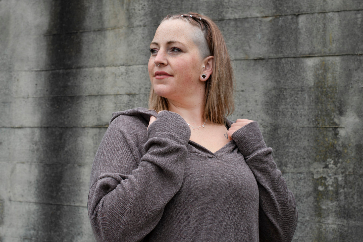 PLUS SIZE, langer einfarbiger Strickpulli mit grosser Kapuze und Daumenlöchern in braun