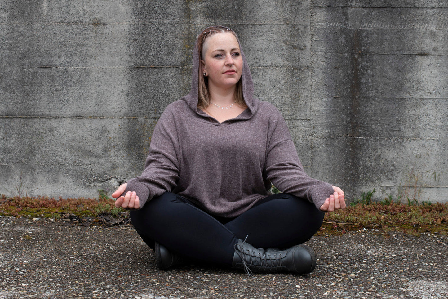 PLUS SIZE, langer einfarbiger Strickpulli mit grosser Kapuze und Daumenlöchern in braun