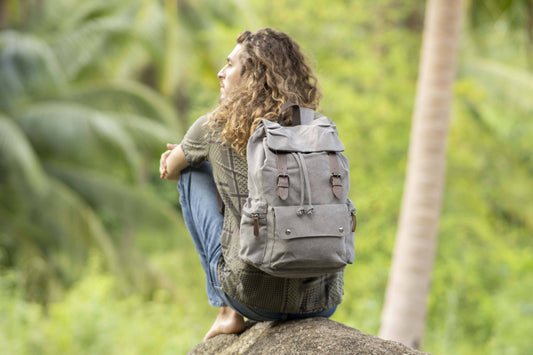 grosser lässiger Canvas Rucksack mit Riemen in grau