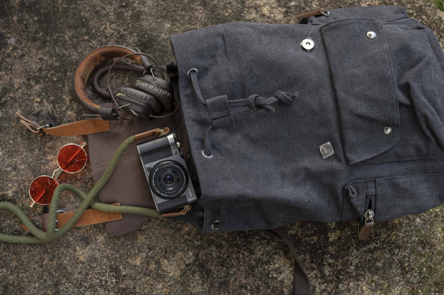 grosser lässiger Canvas Rucksack mit Riemen in schwarz