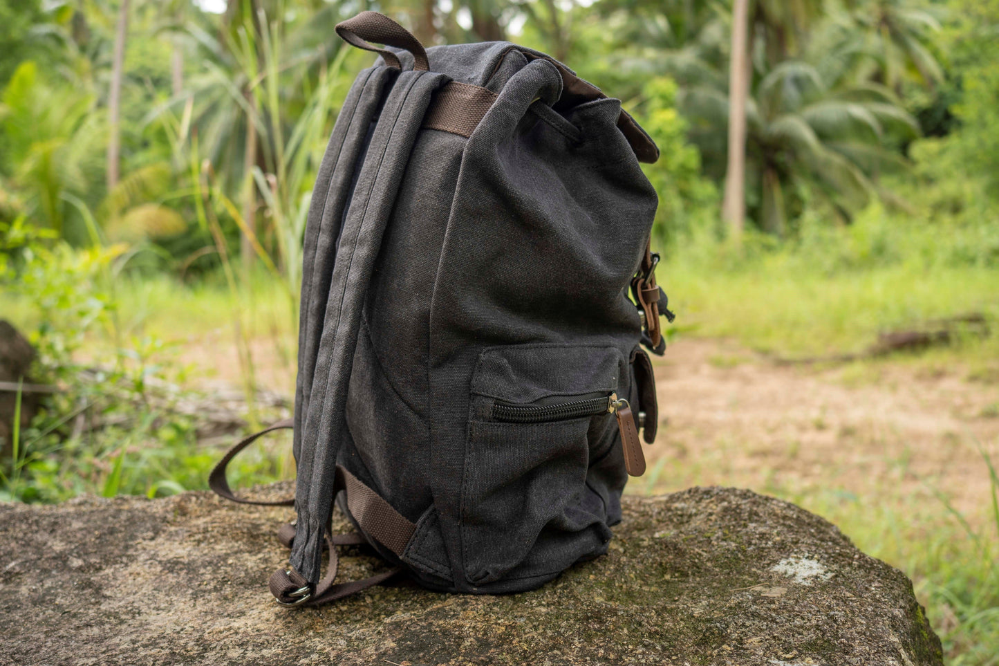 grosser lässiger Canvas Rucksack mit Riemen in schwarz