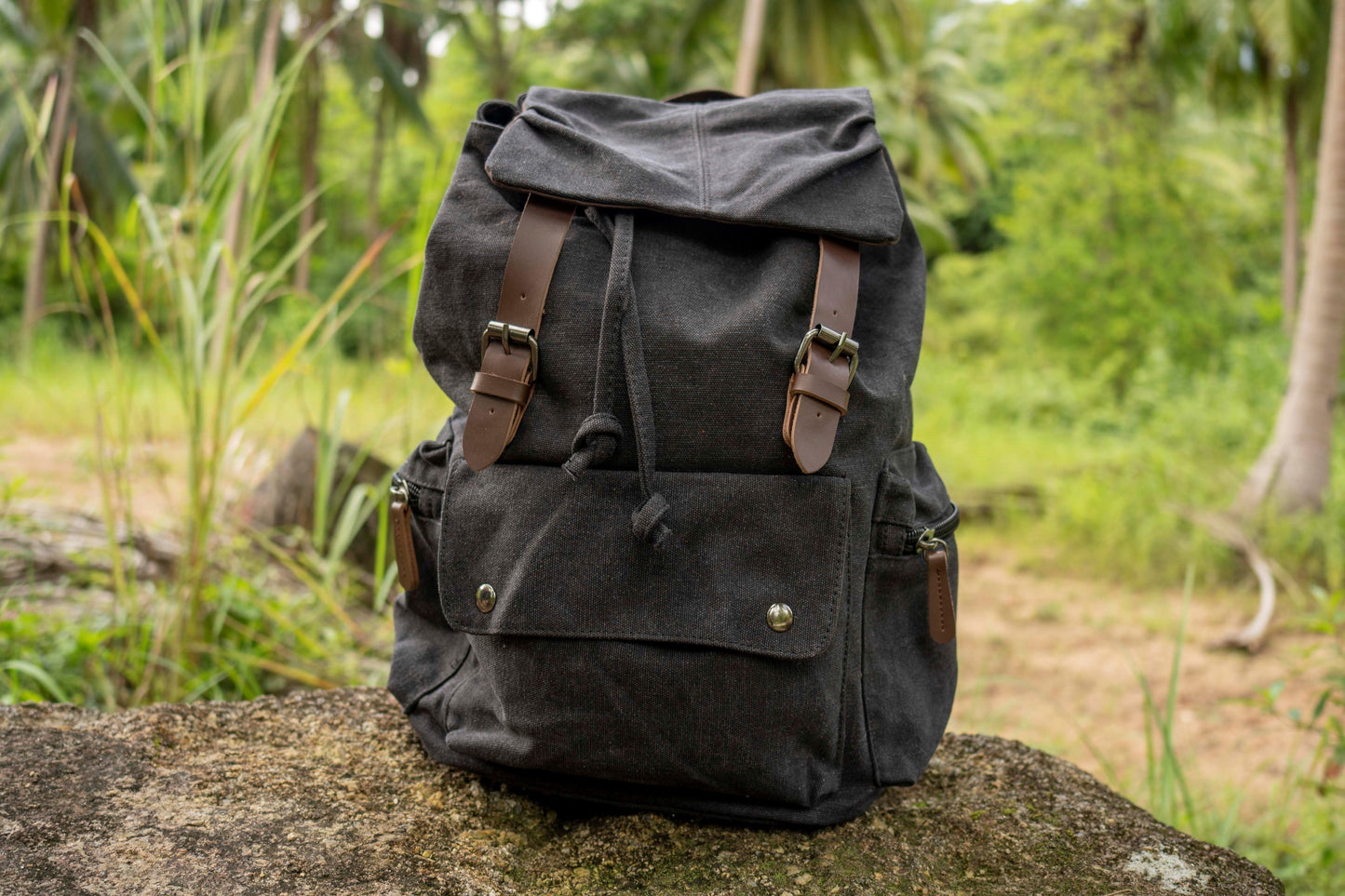 grosser lässiger Canvas Rucksack mit Riemen in schwarz