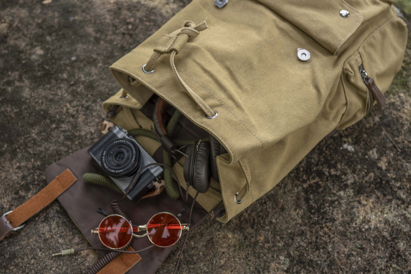 grosser lässiger Canvas Rucksack mit Riemen in beige