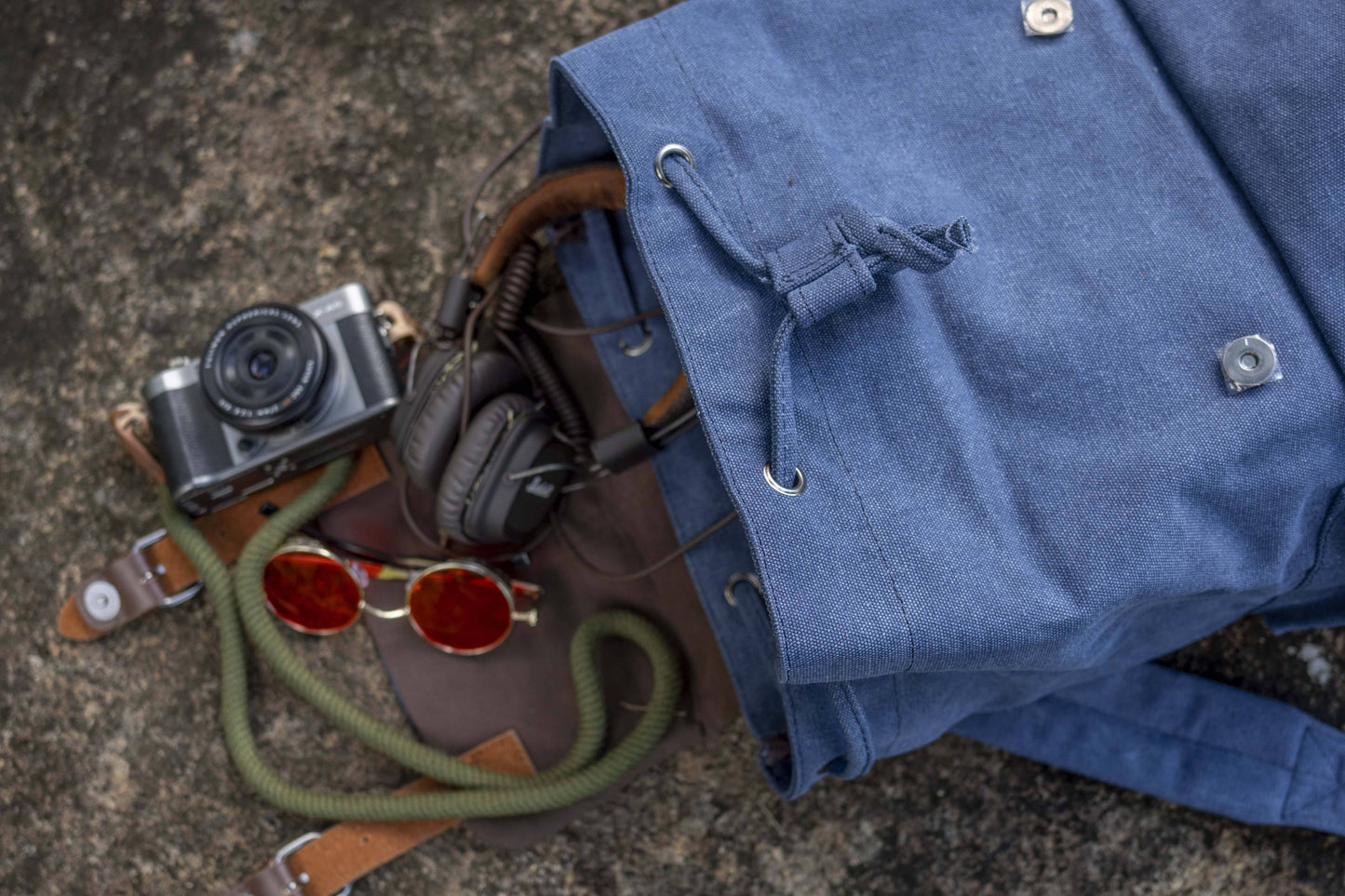 grosser lässiger Canvas Rucksack mit Riemen in blau