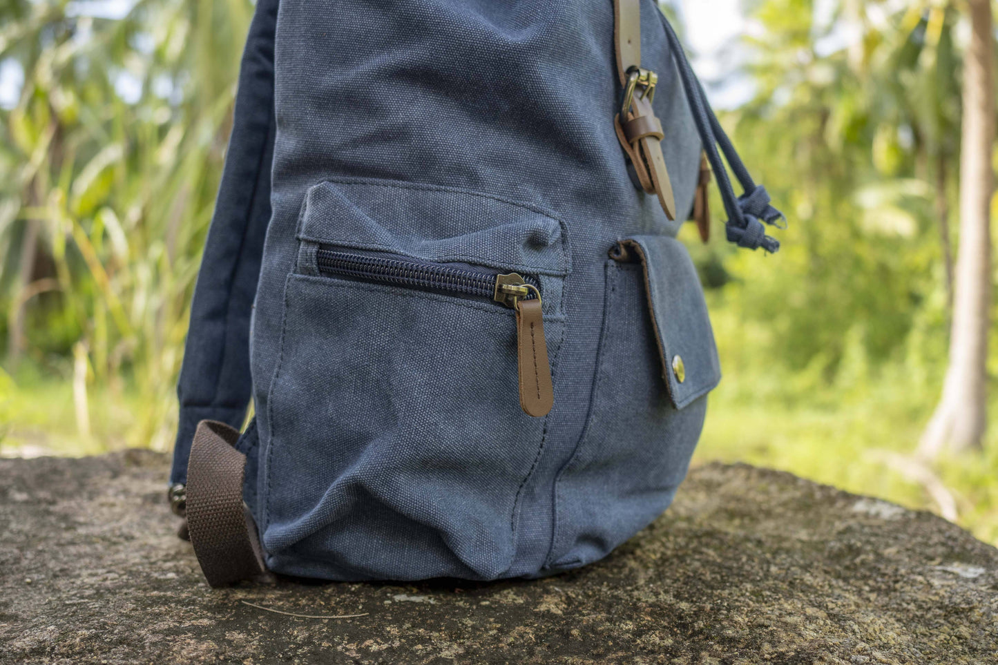 grosser lässiger Canvas Rucksack mit Riemen in blau