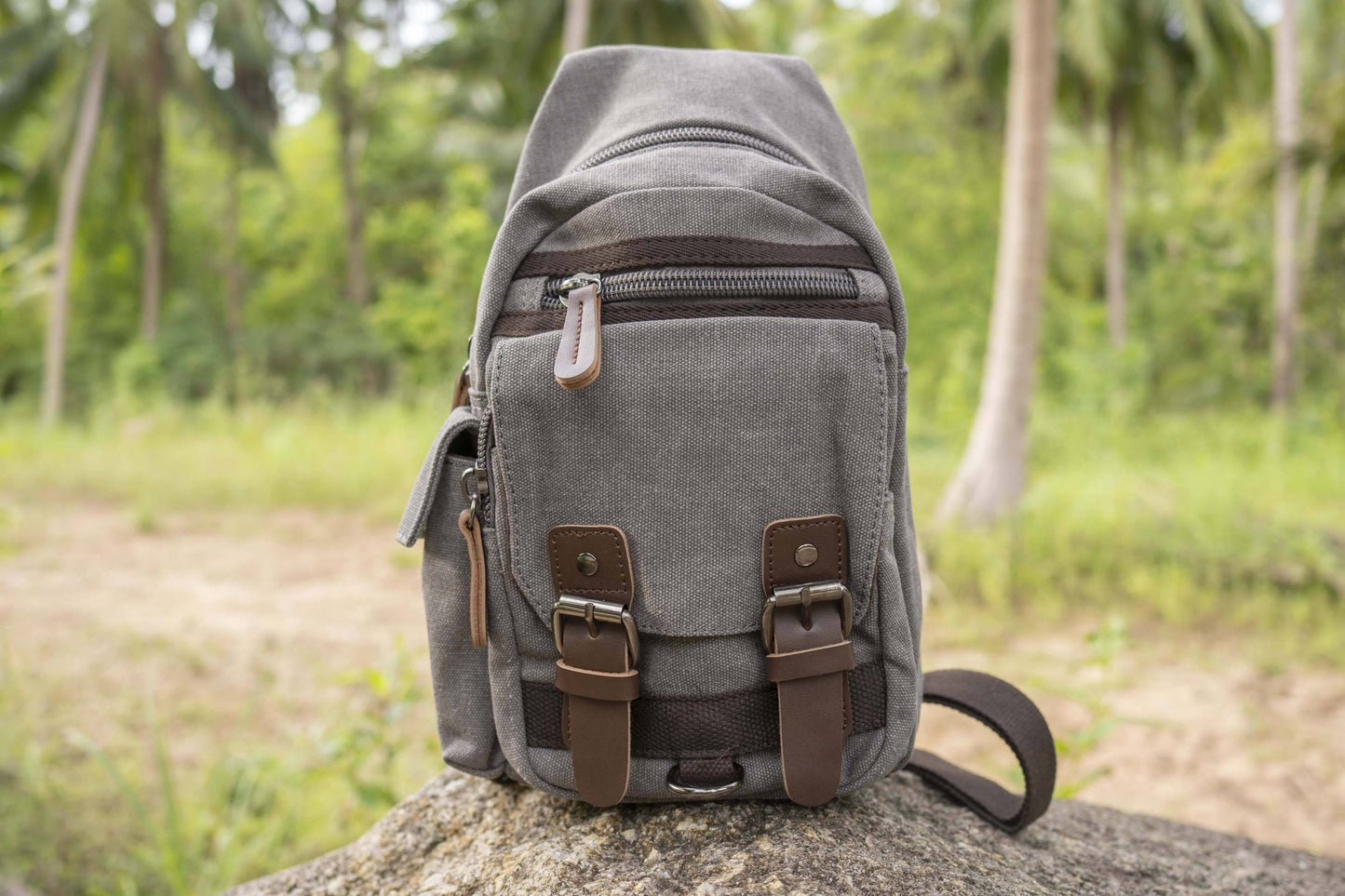 praktische Canvas Schultertasche mit Riemen in grau