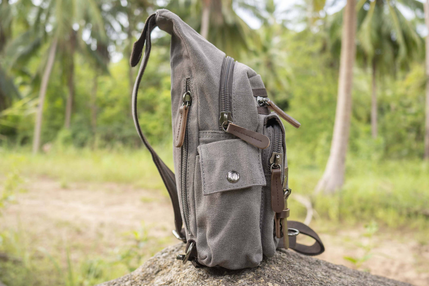 praktische Canvas Schultertasche mit Riemen in grau