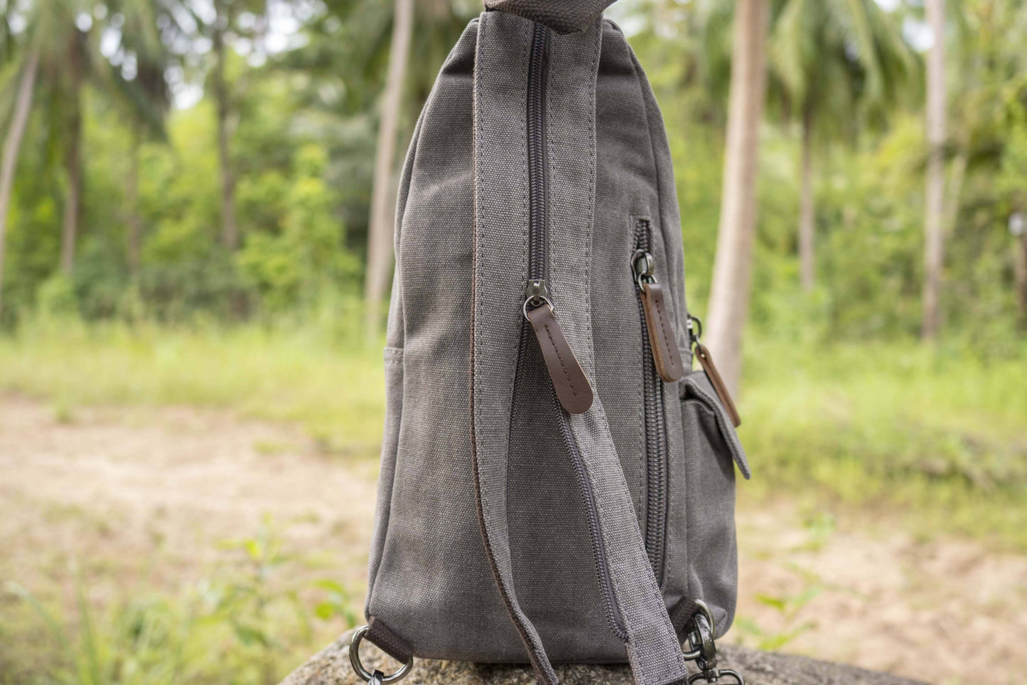 praktische Canvas Schultertasche mit Riemen in grau