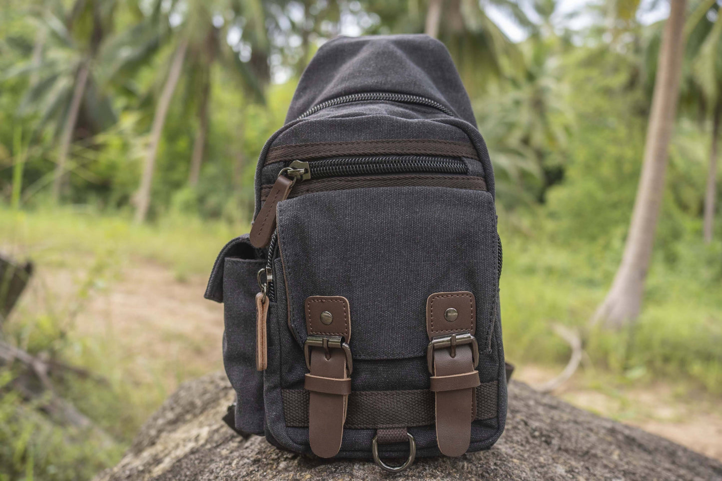 praktische Canvas Schultertasche mit Riemen in schwarz