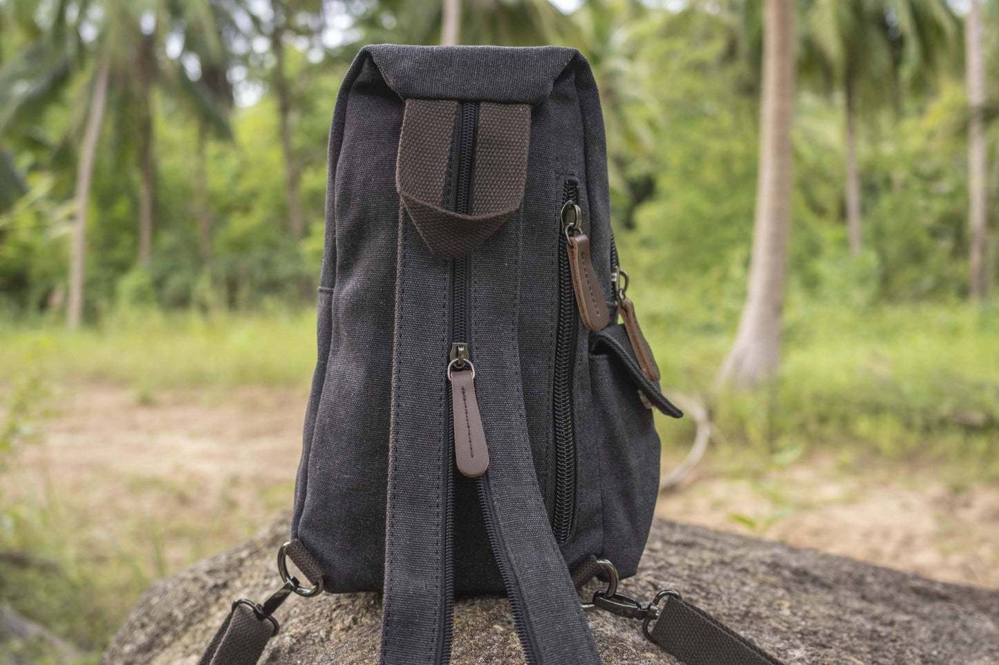 praktische Canvas Schultertasche mit Riemen in schwarz