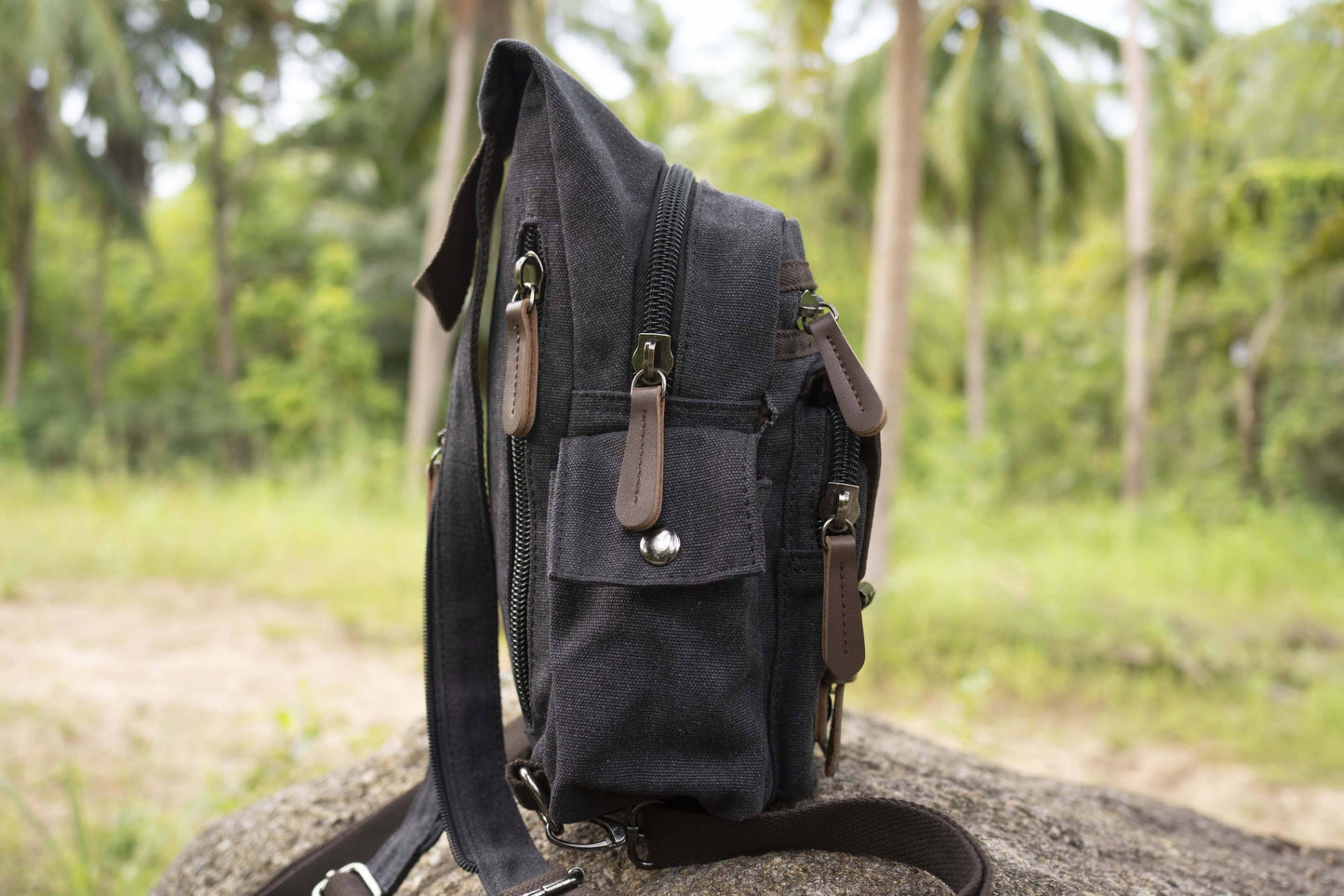 praktische Canvas Schultertasche mit Riemen in schwarz