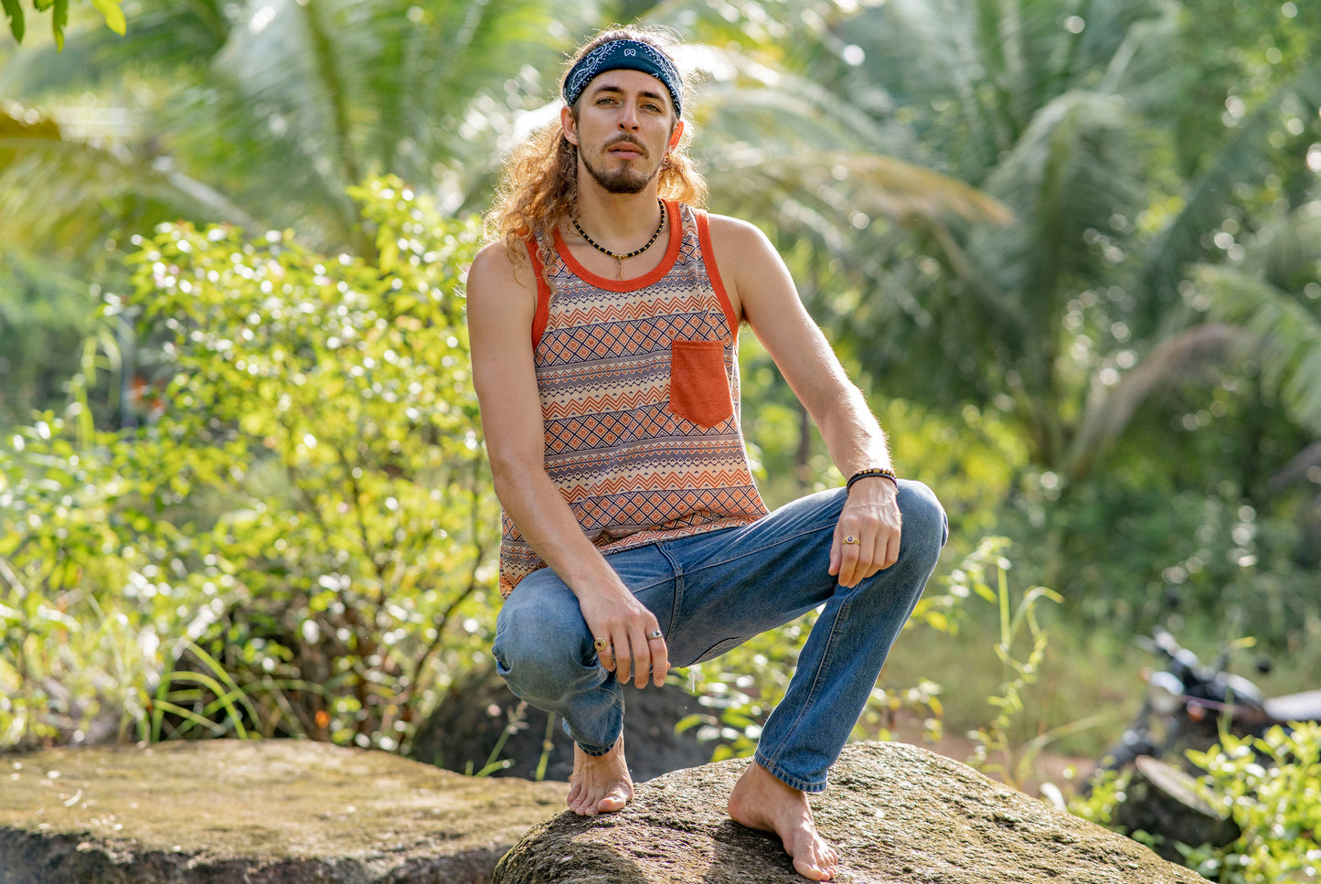 Patterned tank top for men with chest pocket in orange/blue