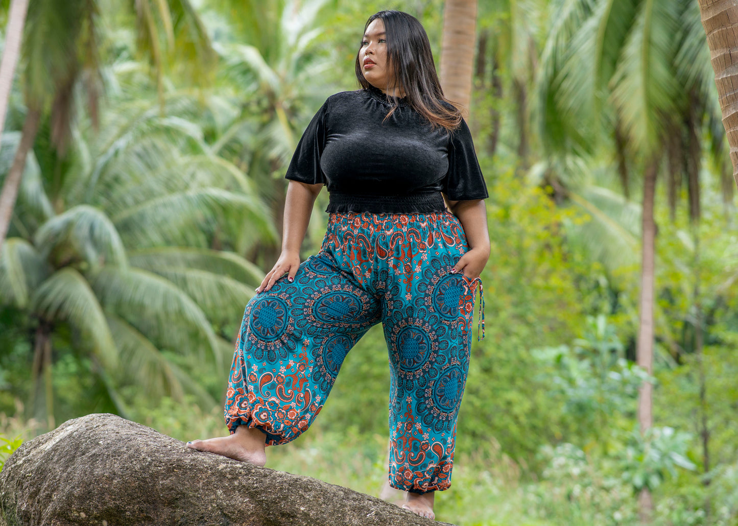 PLUS SIZE gemusterte Pluderhose mit Taschen in türkis orange