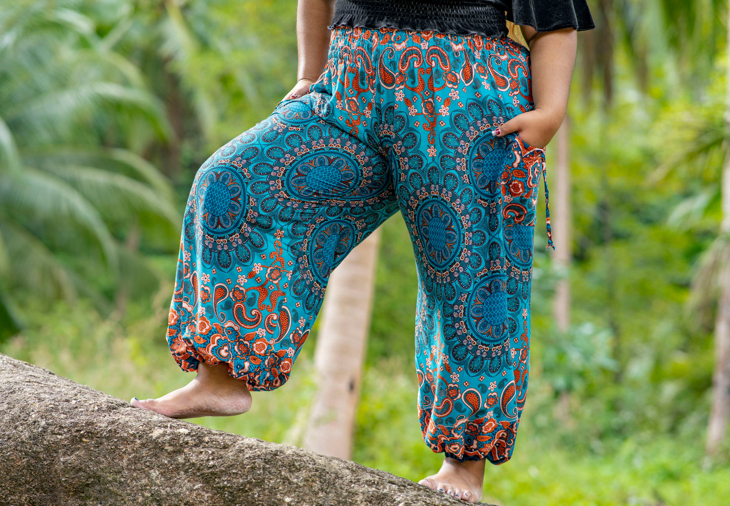 PLUS SIZE gemusterte Pluderhose mit Taschen in türkis orange