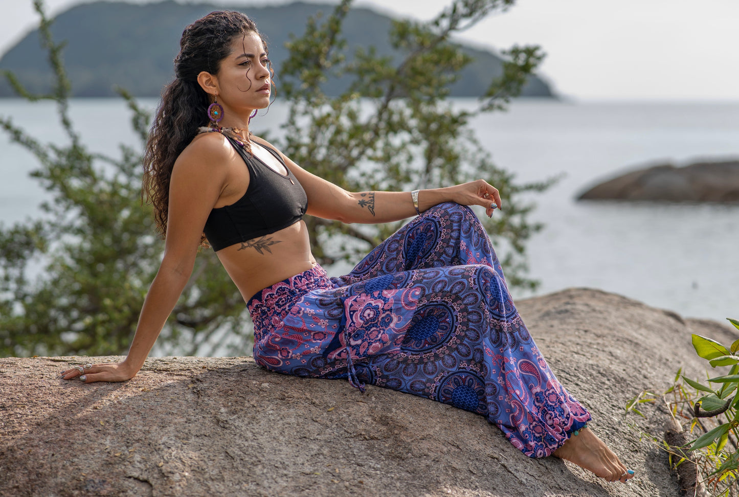 Pluderhose mit floralem Mandala Muster in rosa lila