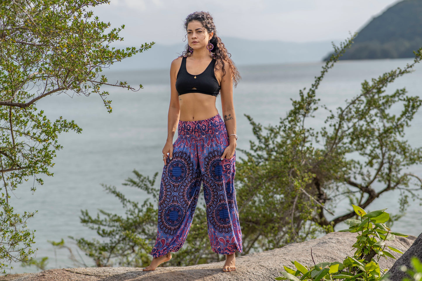 Pluderhose mit floralem Mandala Muster in rosa lila