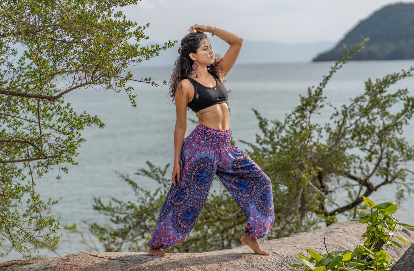 Pluderhose mit floralem Mandala Muster in rosa lila