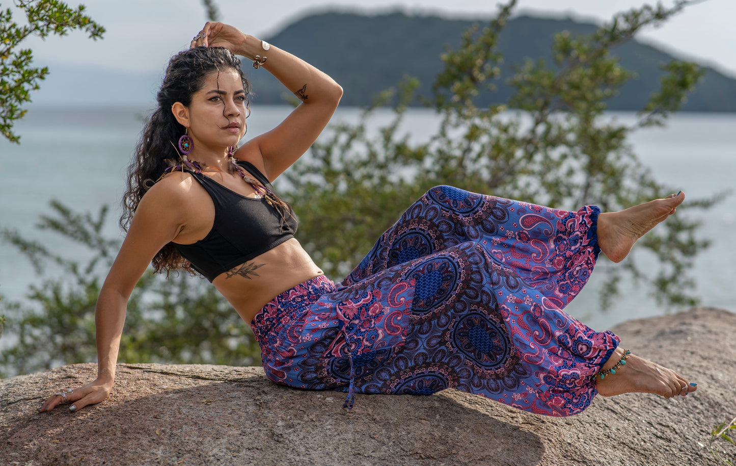 Pluderhose mit floralem Mandala Muster in rosa lila