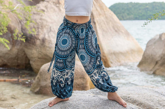 gemusterte Pluderhose mit Mandalamuster in weiß blau