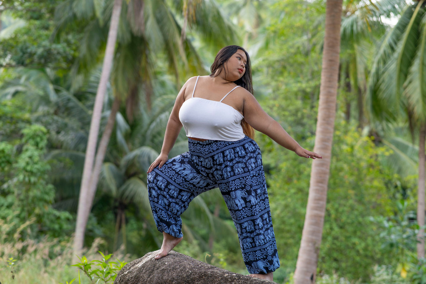 PLUS SIZE luftige Pluderhose mit Elefantenmuster in dunkelblau mit Taschen