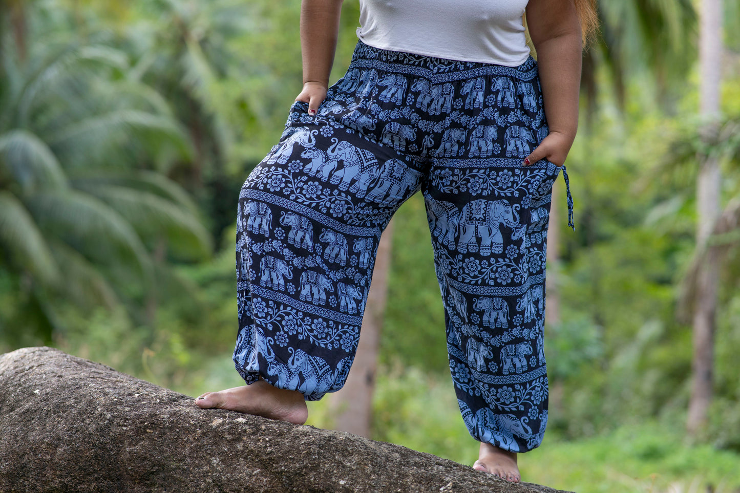 PLUS SIZE luftige Pluderhose mit Elefantenmuster in dunkelblau mit Taschen