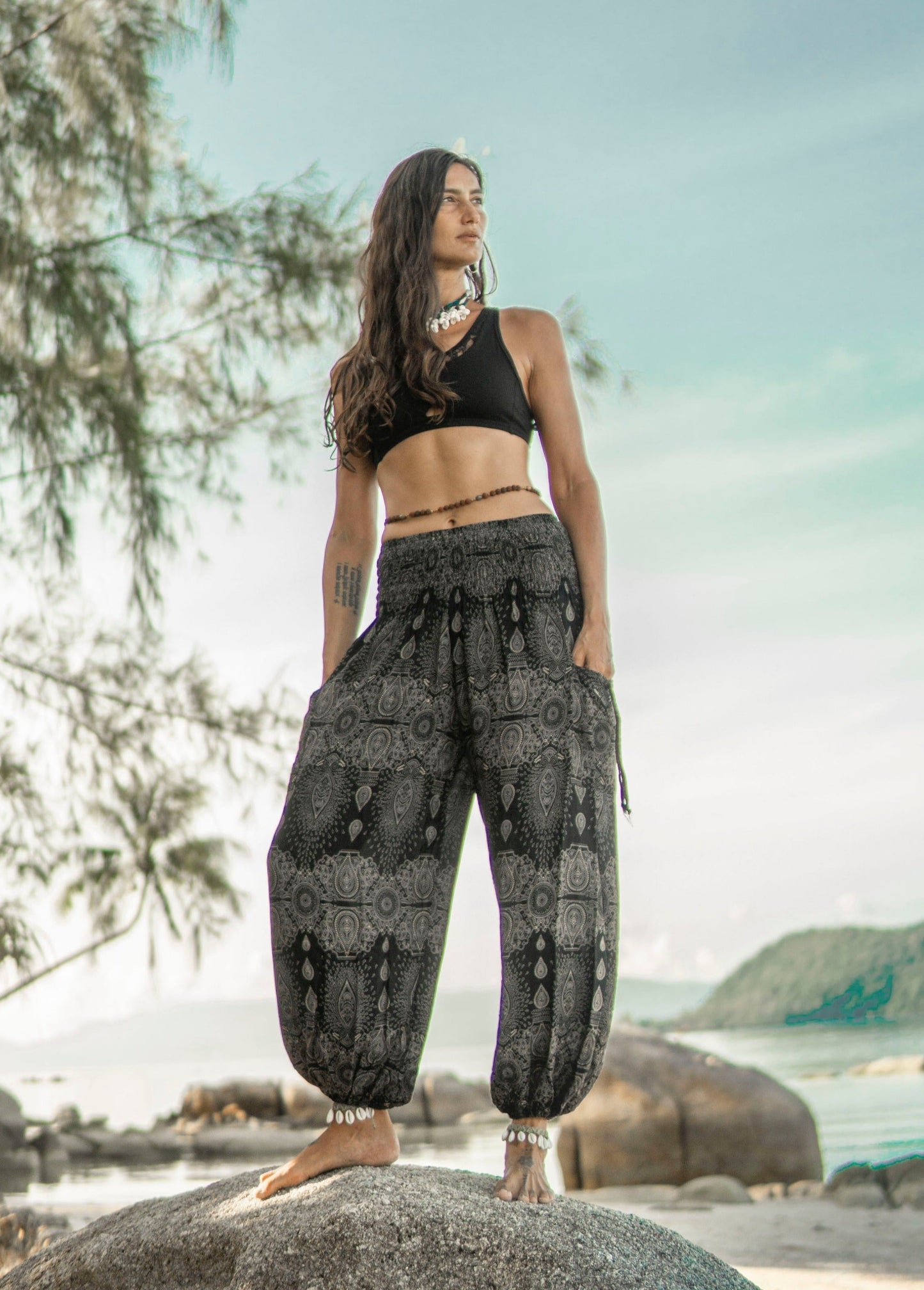 luftige Pluderhose mit filigranem Muster in schwarz