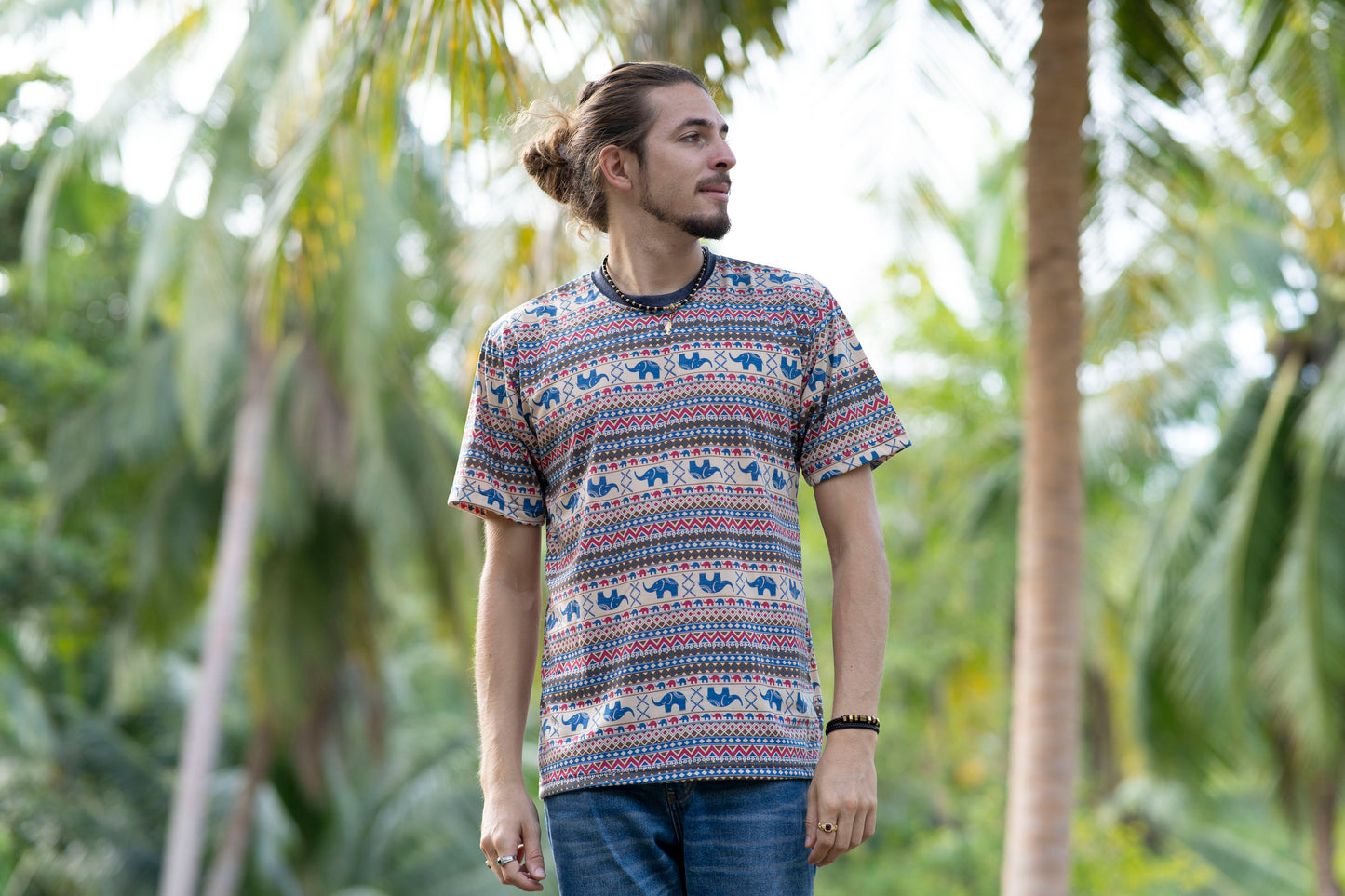 gemustertes T-Shirt für Männer in beige blau rot mit Elefanten