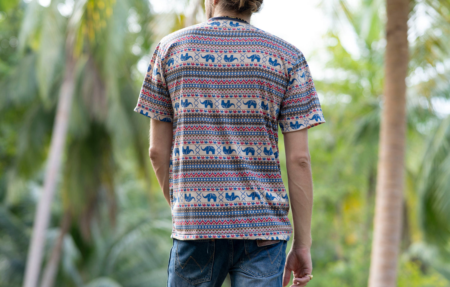 gemustertes T-Shirt für Männer in beige blau rot mit Elefanten