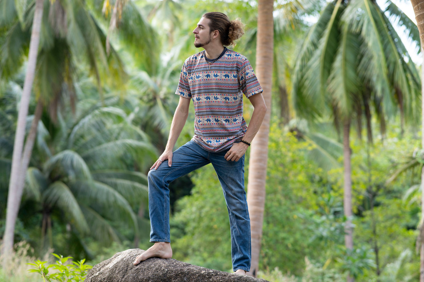 gemustertes T-Shirt für Männer in beige blau rot mit Elefanten